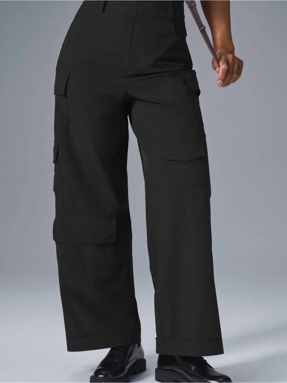 ALO Yoga Mid-Rise Workwear Cargo Pants in Black EUC Sz Small - Picture 5 of 9
